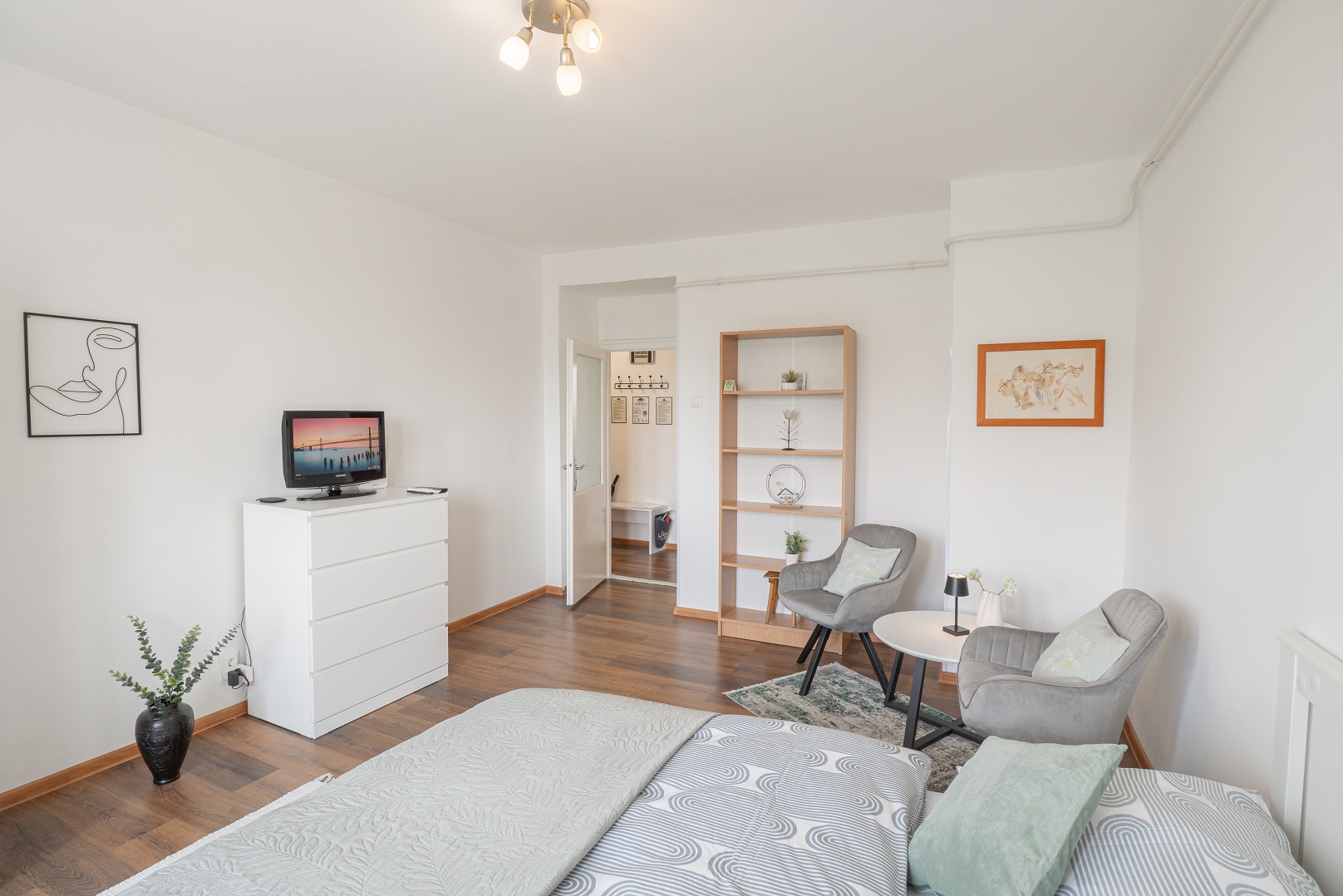 Kati Apartman Szeged fő hálószoba franciaággyal TV-vel és ülősarokkal